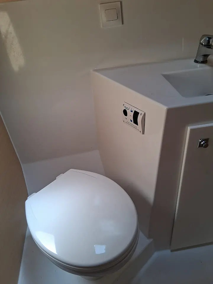 Lagoon 42 - Toilet 1
