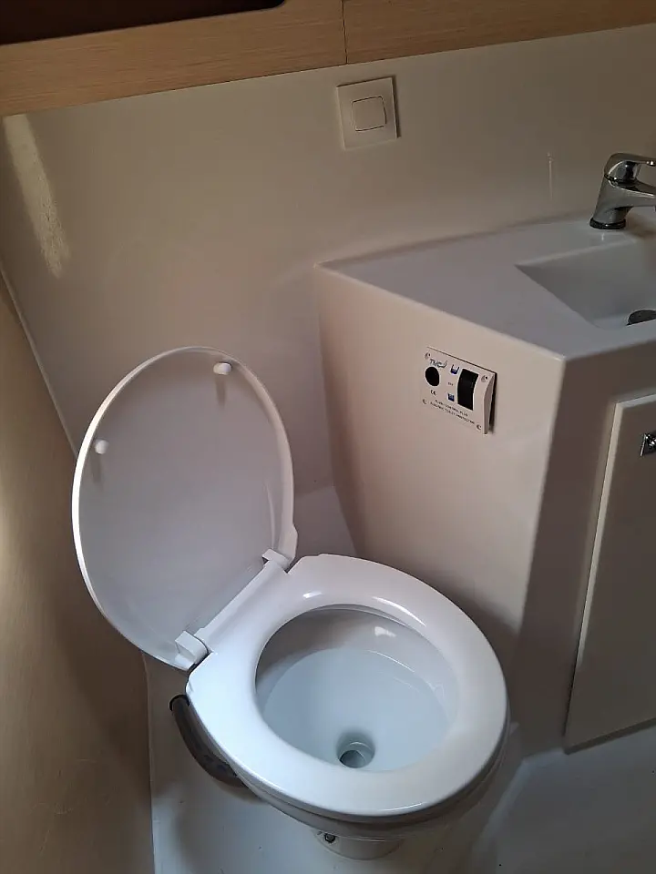 Lagoon 42 - Toilet 2