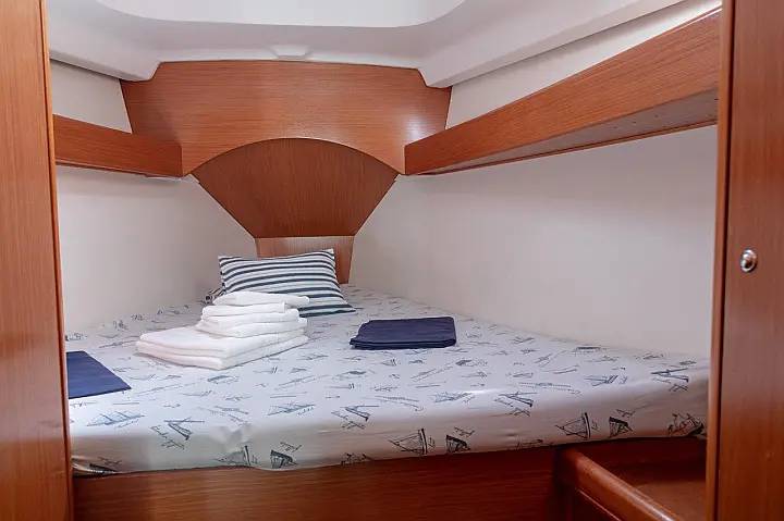 Cyclades 43.4 (2007) new full batten mainsail and dinghy 2012, bimini 2013, new genoa 2017, new upholstery 2017 - 