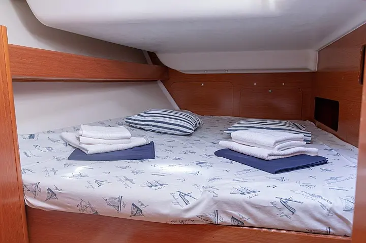 Cyclades 43.4 (2007) new full batten mainsail and dinghy 2012, bimini 2013, new genoa 2017, new upholstery 2017 - 