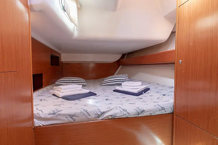 Cyclades 43.4 (2007) new full batten mainsail and dinghy 2012, bimini 2013, new genoa 2017, new upholstery 2017 - 