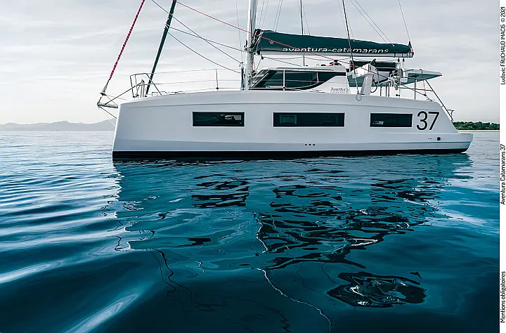 Aventura 37 - Side view