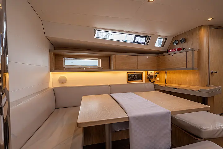 Oceanis 45 - Dinette