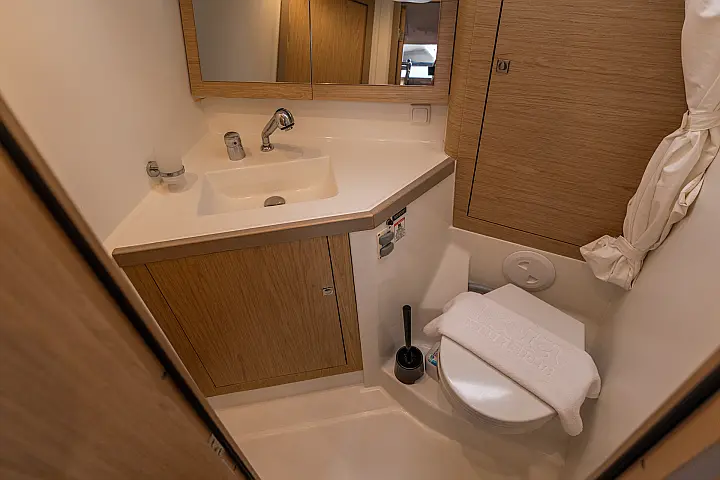 Oceanis 45 - Toilet