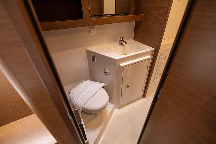 Lagoon 42 - Toilet
