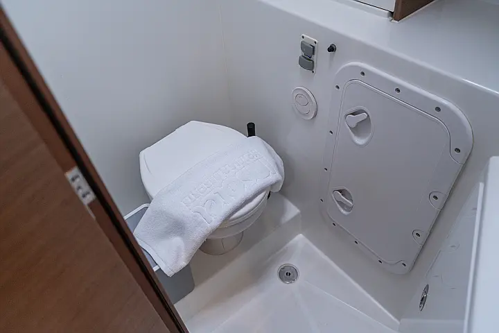 Lagoon 42 - Toilet