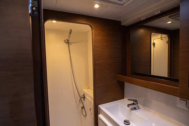 Lagoon 42 - Toilet