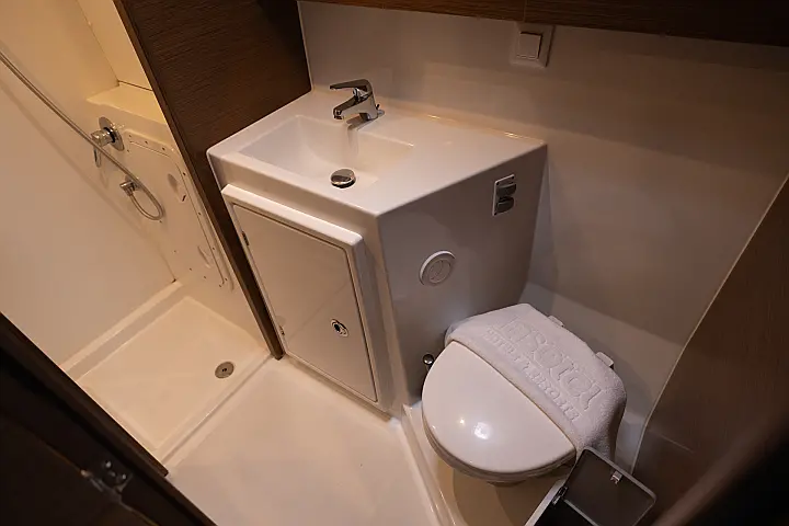 Lagoon 42 - Toilet