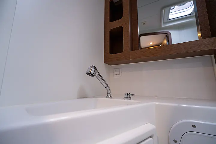 Lagoon 42 - Toilet