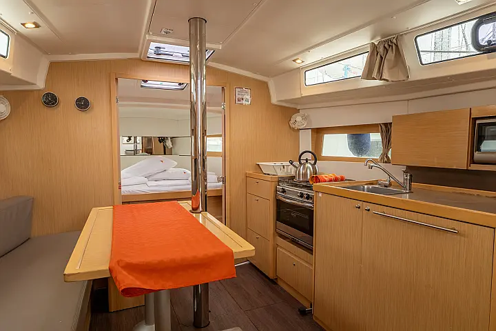 Oceanis 38.1 - Dinette