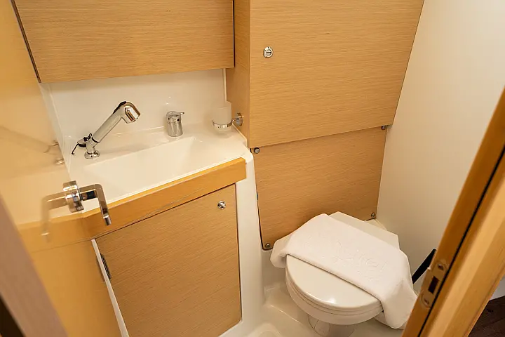 Oceanis 38.1 - Toilet