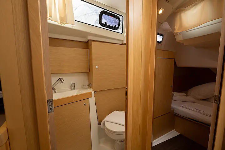 Oceanis 38.1 - Toilet