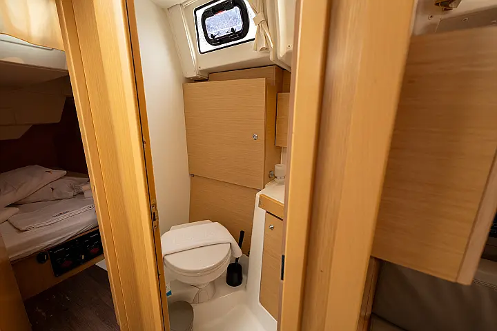 Oceanis 38.1 - Toilet