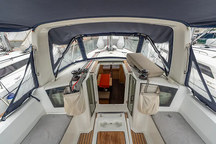 Oceanis 38.1 - Cockpit