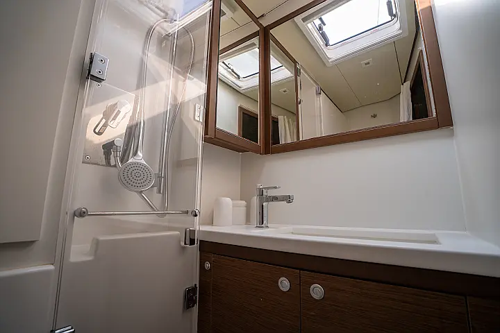 Lagoon 52F - Toilet
