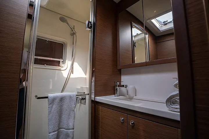 Lagoon 52F - Toilet