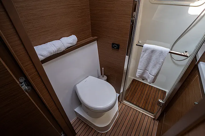 Lagoon 52F - Toilet