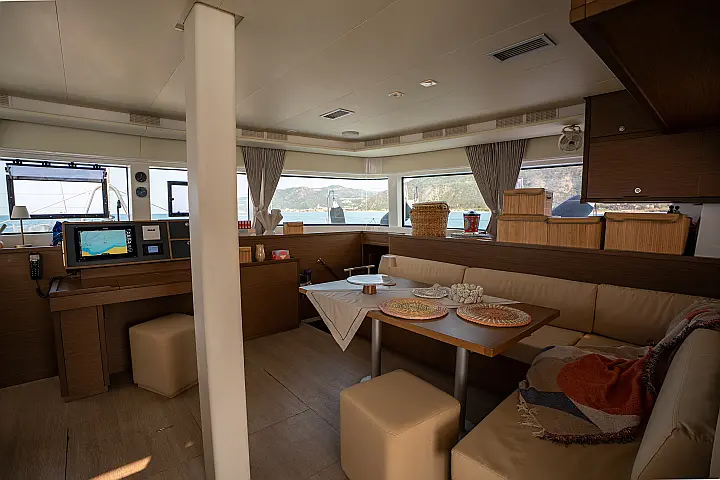 Lagoon 52F - Dinette