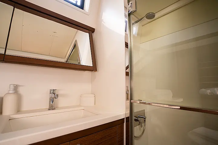 Lagoon 52F - Toilet