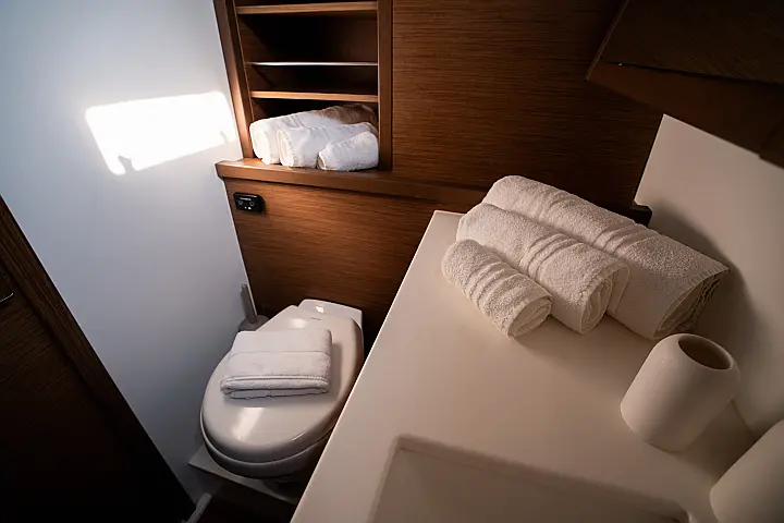 Lagoon 52F - Toilet