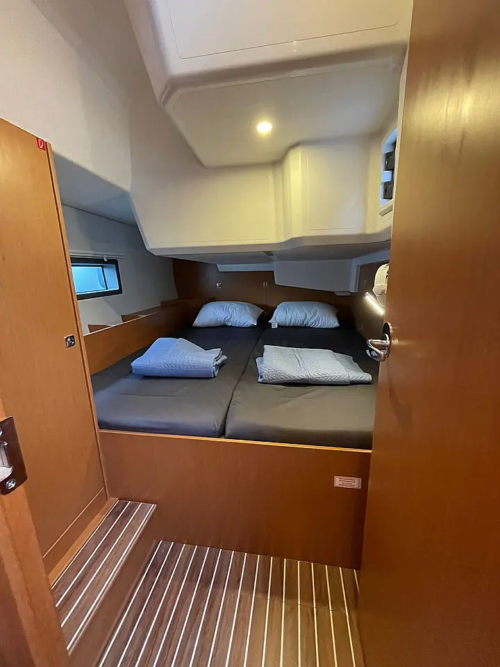 Bavaria C42 - 