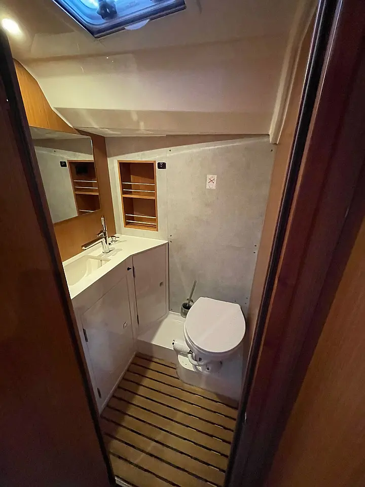 Bavaria C42 - 
