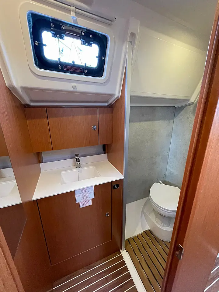 Bavaria C42 - 