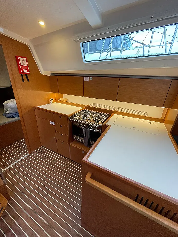 Bavaria C42 - 