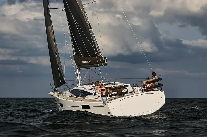 Maxus 35 (see with our base extra options availability as Air Conditioned) - 