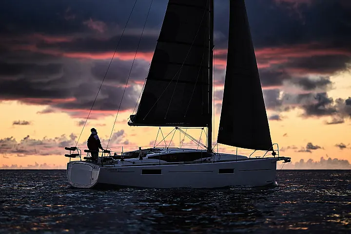 Maxus 35 (see with our base extra options availability as Air Conditioned) - 