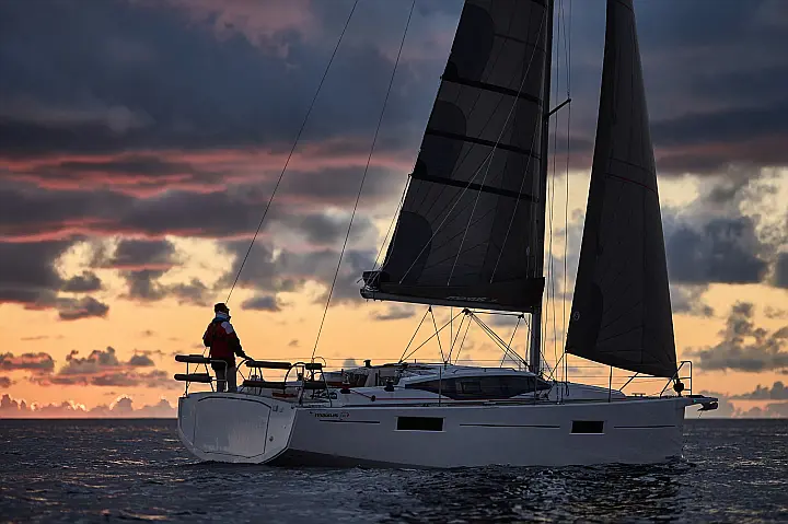 Maxus 35 (see with our base extra options availability as Air Conditioned) - 