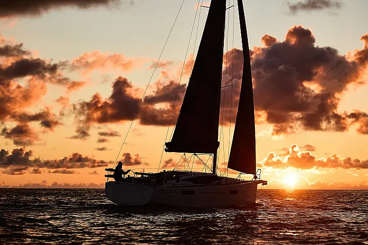 Maxus 35 (see with our base extra options availability as Air Conditioned) - 