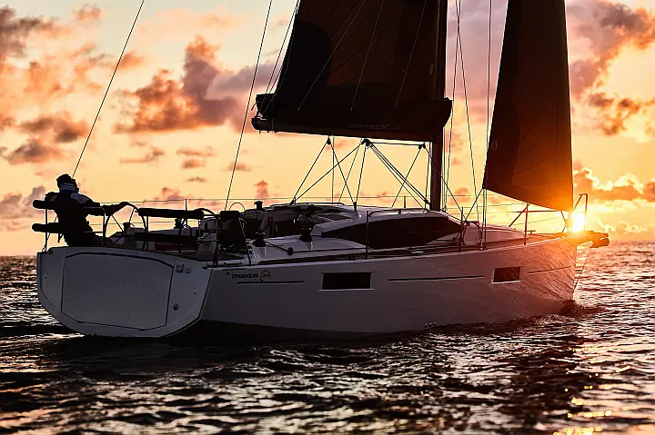 Maxus 35 (see with our base extra options availability as Air Conditioned) - 
