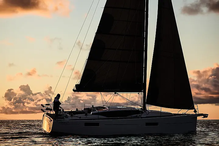 Maxus 35 (see with our base extra options availability as Air Conditioned) - 