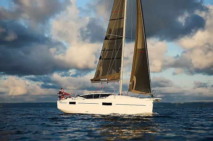 Maxus 35 (see with our base extra options availability as Air Conditioned) - 