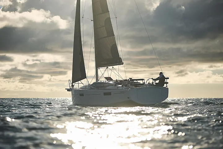 Maxus 35 (see with our base extra options availability as Air Conditioned) - 