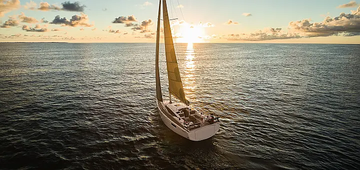Maxus 35 (see with our base extra options availability as Air Conditioned) - 