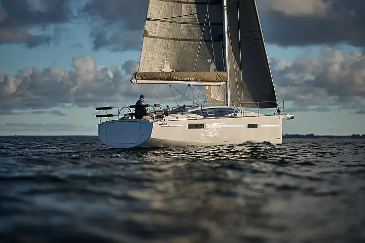 Maxus 35 (see with our base extra options availability as Air Conditioned) - 