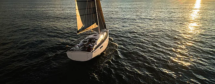 Maxus 35 (see with our base extra options availability as Air Conditioned) - 