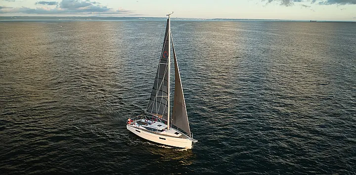 Maxus 35 (see with our base extra options availability as Air Conditioned) - 