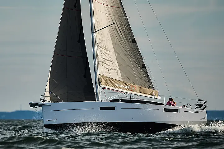 Maxus 35 (see with our base extra options availability as Air Conditioned) - 