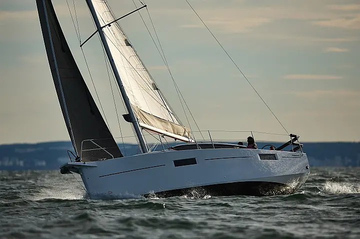 Maxus 35 (see with our base extra options availability as Air Conditioned) - 