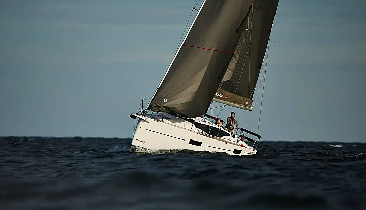 Maxus 35 (see with our base extra options availability as Air Conditioned) - 