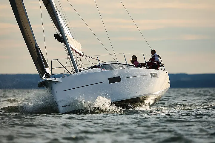 Maxus 35 (see with our base extra options availability as Air Conditioned) - 