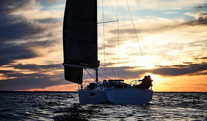 Maxus 35 (see with our base extra options availability as Air Conditioned) - 