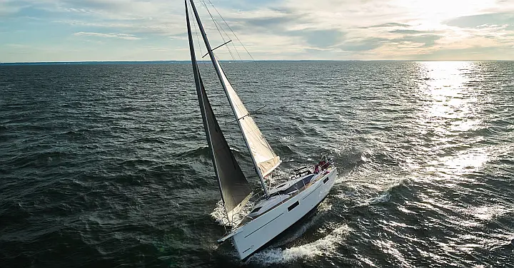 Maxus 35 (see with our base extra options availability as Air Conditioned) - 