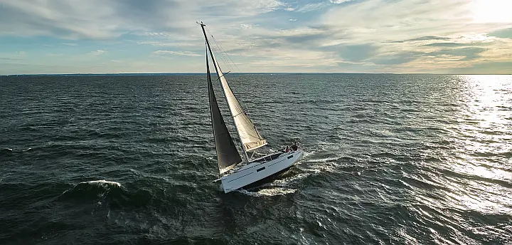 Maxus 35 (see with our base extra options availability as Air Conditioned) - 