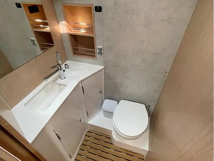 Bavaria C42 - 