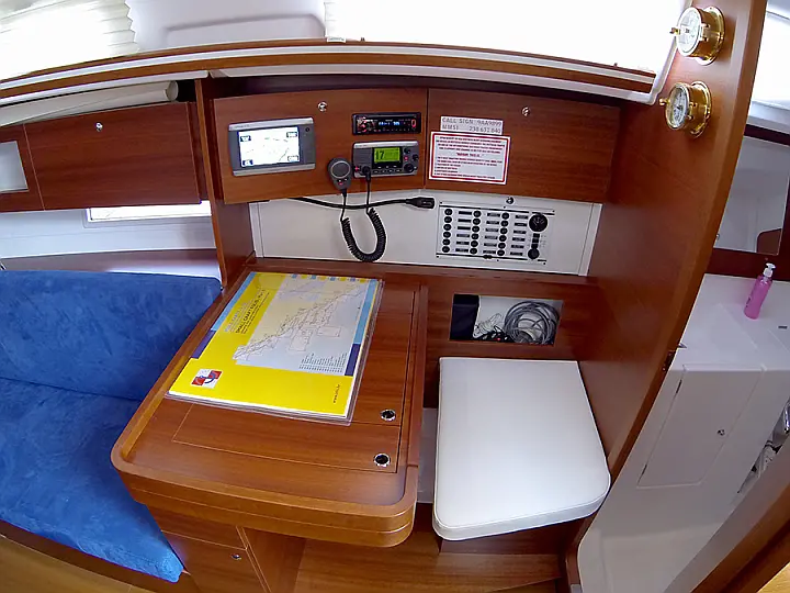 Dufour 335 GL - Dufour 335 GL navigation table