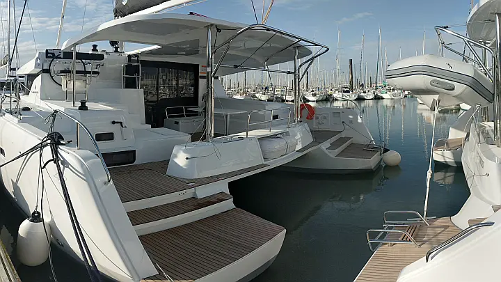 Lagoon 42 (AC, Gen, Watermaker) - 